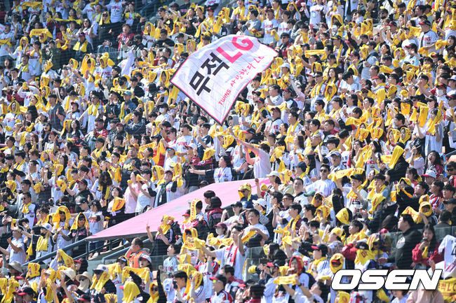 [OSEN=잠실, 김성락 기자] 22일 서울 잠실야구장에서 2025 신한 SOL Bank KBO리그 LG 트윈스와 롯데 자이언츠의 개막전이 열렸다.홈팀인 LG 트윈스는 새 외인 치리노스를 선발로, 원정팀 롯데 자이언츠는 반즈를 선발로 내세웠다.경기장을 방문한 관중이 열띤 응원을 펼치고 있다. 2025.03.22 / ksl0919@osen.co.kr