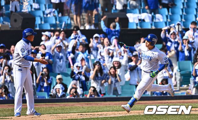 [OSEN=대구, 이석우 기자] 22일 대구삼성라이온즈파크에서 2025 신한 SOL 뱅크 KBO 리그 삼성 라이온즈와 키움 히어로즈의 경기가 열렸다. 홈팀 삼성은 후라도가 방문팀 키움은 로젠버그가 선발 출전했다. 삼성 라이온즈 김헌곤이 2회말 1사 좌월 솔로 홈런을 치고 하이파이브를 하고 있다. 2025.03.22 / foto0307@osen.co.kr