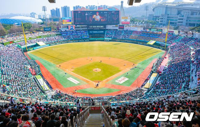 [OSEN=인천, 민경훈 기자] 22일 인천 SSG랜더스필드에서 ‘2025 신한 SOL BANK KBO리그’ SSG 랜더스와 두산 베어스의 개막경기가 열렸다.이날 홈팀 SSG은 앤더슨을, 어웨이팀 두산은 콜어빈을 선발투수로 내세웠다.만원 야구 팬들이 응원을 하고 있다. 2025.03.22 / rumi@osen.co.kr