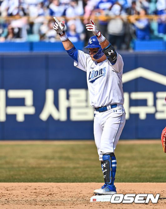 [OSEN=대구, 이석우 기자] 22일 대구삼성라이온즈파크에서 2025 신한 SOL 뱅크 KBO 리그 삼성 라이온즈와 키움 히어로즈의 경기가 열렸다. 홈팀 삼성은 후라도가 방문팀 키움은 로젠버그가 선발 출전했다. 삼성 라이온즈 강민호가 2회말 1사 1,3루 우중간 2타점 2루타를 치고 세리머니를 하고 있다. 2025.03.22 / foto0307@osen.co.kr