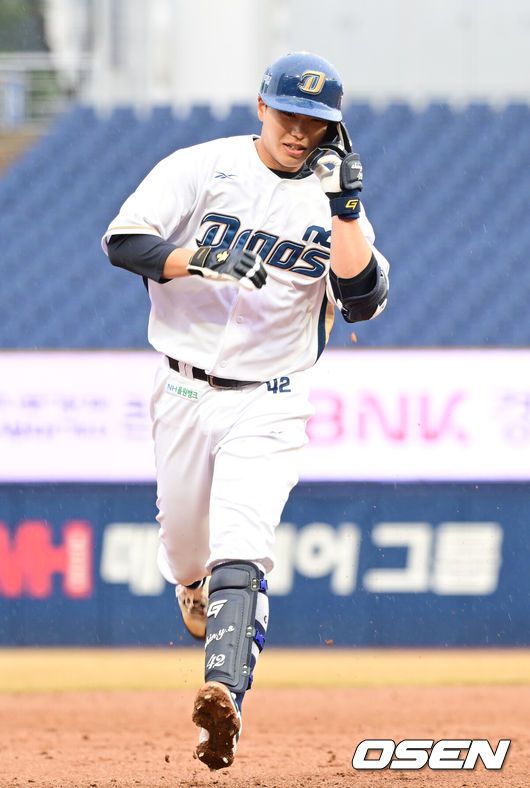 [OSEN=창원, 김성락 기자] 김경문 감독이 이끄는 프로야구 한화 이글스가 시범경기 4연승을 질주했다.한화는 16일 창원NC파크에서 열린 NC 다이노스와의 원정 경기에서 7회 5-3강우 콜드게임 승리를 장식했다.7회말 2사 2루 NC 신용석이 추격의 2점 홈런을 날린 뒤 그라운드를 돌고 있다. 2025.03.16 / ksl0919@osen.co.kr