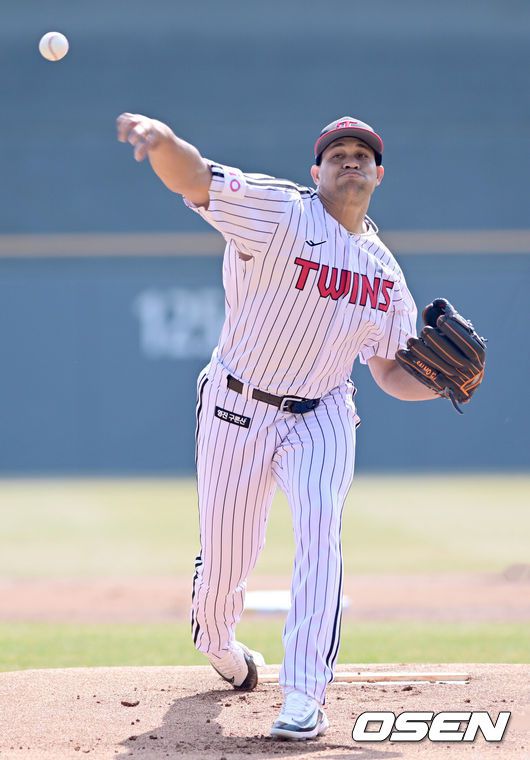 [OSEN=잠실, 김성락 기자] 22일 서울 잠실야구장에서 2025 신한 SOL Bank KBO리그 LG 트윈스와 롯데 자이언츠의 개막전이 열렸다.홈팀인 LG 트윈스는 새 외인 치리노스를 선발로, 원정팀 롯데 자이언츠는 반즈를 선발로 내세웠다.1회초 LG 선발 치리노스가 마운드에 올라 힘차게 공을 뿌리고 있다. 2025.03.22 / ksl0919@osen.co.kr