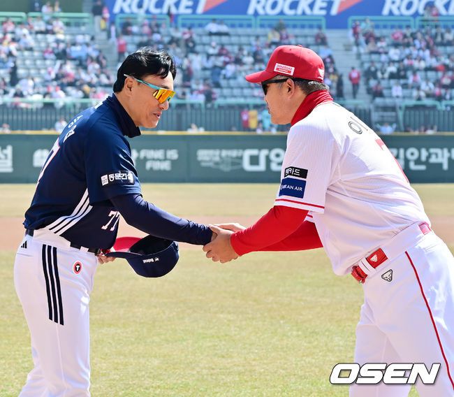 [OSEN=인천, 민경훈 기자] 22일 인천 SSG랜더스필드에서 ‘2025 신한 SOL BANK KBO리그’ SSG 랜더스와 두산 베어스의 개막경기가 열렸다.이날 홈팀 SSG은 앤더슨을, 어웨이팀 두산은 콜어빈을 선발투수로 내세웠다.경기 전 두산 이승엽 감독이 SSG 이숭용 감독과 악수를 나누고 있다. 2025.03.22 / rumi@osen.co.kr