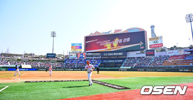 [OSEN=인천, 민경훈 기자] 22일 인천 SSG랜더스필드에서 ‘2025 신한 SOL BANK KBO리그’ SSG 랜더스와 두산 베어스의 개막경기가 열렸다.이날 홈팀 SSG은 앤더슨을, 어웨이팀 두산은 콜어빈을 선발투수로 내세웠다.전광판에 만원 관중 문구가 표시되고 있다. 2025.03.22 / rumi@osen.co.kr