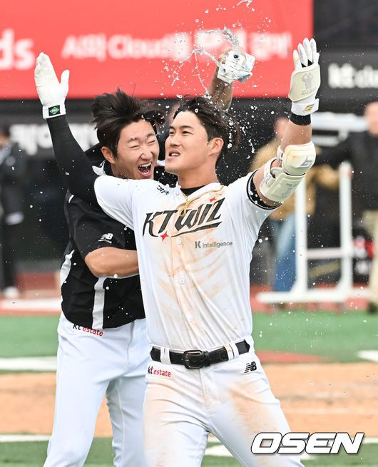 [OSEN=수원, 박준형 기자] 역시 끝내주는 사나이는 달랐다.프로야구 KT 위즈는 23일 수원KT위즈파크에서 열린 2025 신한 SOL뱅크 KBO리그 한화 이글스와의 시즌 2차전에서 연장 11회 접전 끝 5-4 끝내기승리를 거뒀다.연장11회말 KT 배정대가 끝내기 안타를 날리고 기뻐하고 있다.    2025.03.23 / soul1014@osen.co.kr