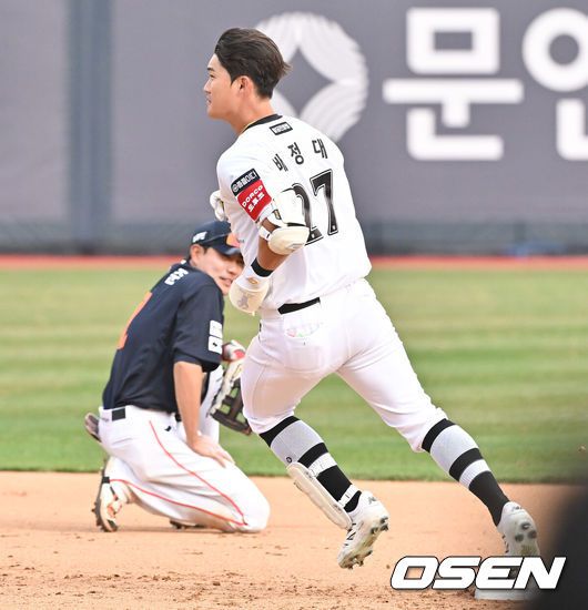 [OSEN=수원, 박준형 기자] 역시 끝내주는 사나이는 달랐다.프로야구 KT 위즈는 23일 수원KT위즈파크에서 열린 2025 신한 SOL뱅크 KBO리그 한화 이글스와의 시즌 2차전에서 연장 11회 접전 끝 5-4 끝내기승리를 거뒀다.연장11회말 KT 배정대가 끝내기 안타를 날리고 있다.    2025.03.23 / soul1014@osen.co.kr