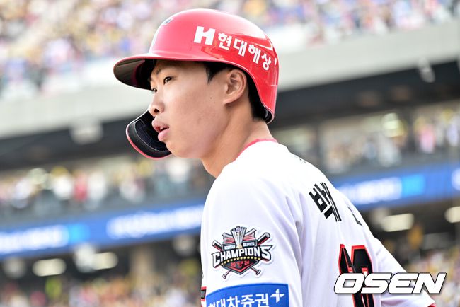 [OSEN=광주, 조은정 기자]디펜딩챔프 KIA타이거즈가 짜릿한 역전극을 펼치며 개막 첫 승을 따냈다. KIA는 22일 광주-기아 챔피언스필드에서 열린 2025 프로야구 NC다이노스와의 개막전에서 9-2로 승리했다. 에이스 제임스 네일이 5이닝 무실점으로 호투했다. 8회 공격이 뜨거웠다. 나성범이 동점 적시타를 터트리자 최형우가 역전 2타점 2루타, 김선빈이 또 2타점 적시타를 작렬했다. 한준수는 쐐기 3점포를 날렸다. KIA 박재현이 대주자로 들어가기 위해 대기하고 있다. 2025.03.22 /cej@osen.co.kr