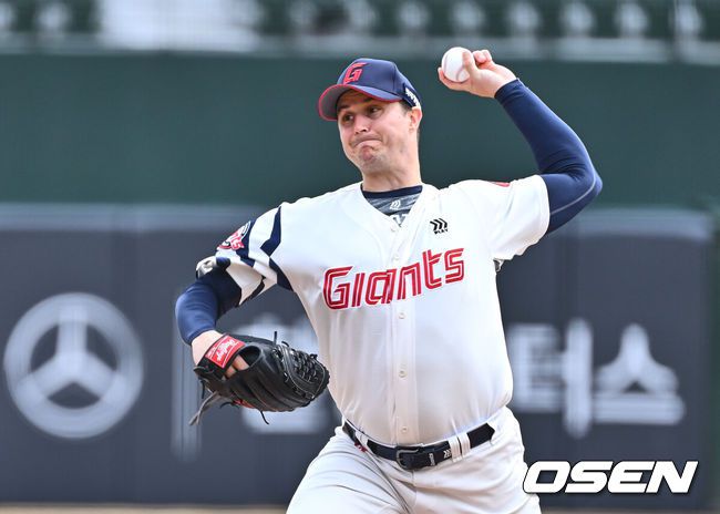 [OSEN=부산, 이석우 기자] 13일 부산 사직야구장에서 2025 신한 SOL 뱅크 KBO 리그 롯데 자이언츠와 한화 이글스의 시범경기가 열렸다. 홈팀 롯데는 데이비슨이 선발로 출전하고, 방문팀 한화는 류현진이 선발로 출전했다.롯데 자이언츠 선발 투수 데이비슨이 역투하고 있다. 2025.03.13 / foto0307@osen.co.kr