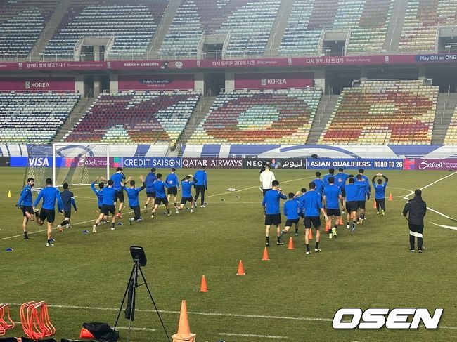 [사진] 걱정스럽게 알 타마리 상태를 살피는 요르단 코칭스태프