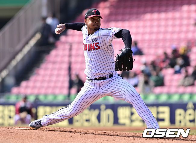 [OSEN=잠실, 조은정 기자]17일 오후 서울 잠실야구장에서 2025 신한 SOL뱅크 KBO 리그 시범경기 LG 트윈스와 NC 다이노스의 경기가 열렸다.홈팀 LG는 에르난데스를, 원정팀 NC는 김태경을 선발 투수로 내세웠다.1회초 LG 에르난데스가 역투하고 있다. 2024.03.17 /cej@osen.co.kr