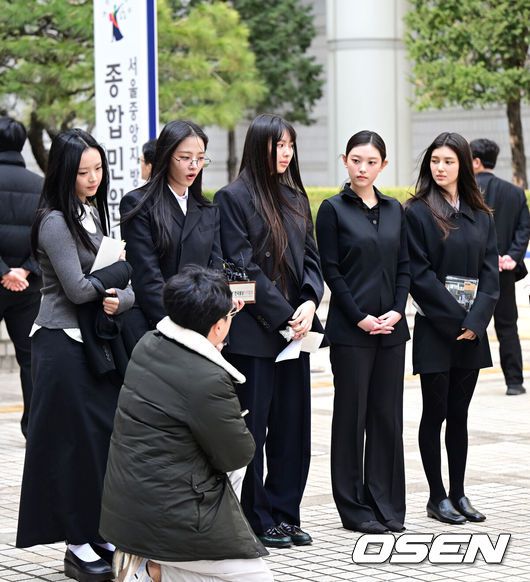 [OSEN=최규한 기자] 7일 서울 서초동 서울중앙지방법원에서 어도어가 뉴진스(NJZ) 멤버 5명을 상대로 낸 '기획사 지위보전과 광고 계약 체결 금지 가처분' 사건의 첫 심문기일이 진행됐다.이날 뉴진스(NJZ) 멤버 민지, 하니, 다니엘, 해린, 혜인 모두 직접 법원에 출석했다.뉴진스(NJZ) 멤버 하니, 민지, 혜인, 해린,다니엘(왼쪽부터)가 법원을 나서며 취재진에게 입장을 전하고 있다. 2025.03.07 / dreamer@osen.co.kr