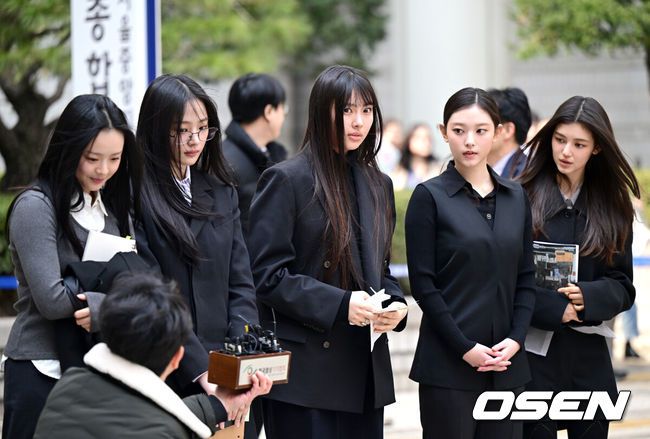 [OSEN=최규한 기자] 7일 서울 서초동 서울중앙지방법원에서 어도어가 뉴진스(NJZ) 멤버 5명을 상대로 낸 '기획사 지위보전과 광고 계약 체결 금지 가처분' 사건의 첫 심문기일이 진행됐다.이날 뉴진스(NJZ) 멤버 민지, 하니, 다니엘, 해린, 혜인 모두 직접 법원에 출석했다.뉴진스(NJZ) 하니, 민지, 혜인(왼쪽부터)가 법원을 나서며 취재진에게 입장을 전하고 있다. 2025.03.07 / dreamer@osen.co.kr