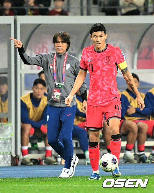 [OSEN=용인, 이대선 기자] 홍명보 감독이 이끄는 한국 축구대표팀은 15일 오후 8시 용인미르스타디움에서 이라크와 2026 국제축구연맹(FIFA) 북중미월드컵 아시아지역 3차예선 B조 4차전을 치러 3-2로 이겼다.한국은 3승 1무, 승점 10을 기록하며 조 1위를 유지했다. 이라크는 2승 1무 1패, 승점 7로 2위.후반 한국 김민재가 패스를 시도하고 있다. 2024.10.15 /sunday@osen.co.kr