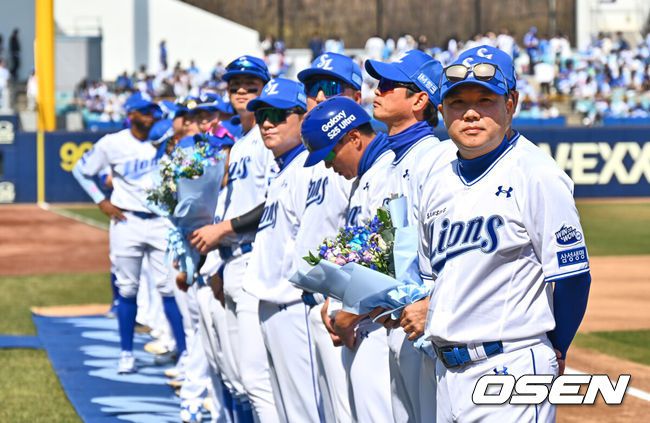 [OSEN=대구, 이석우 기자] 22일 대구삼성라이온즈파크에서 2025 신한 SOL 뱅크 KBO 리그 삼성 라이온즈와 키움 히어로즈의 경기가 열렸다. 홈팀 삼성은 후라도가 방문팀 키움은 로젠버그가 선발 출전했다. 삼성 라이온즈 박진만 감독과 선수들이 개막식을 하고 있다. 2025.03.22 / foto0307@osen.co.kr