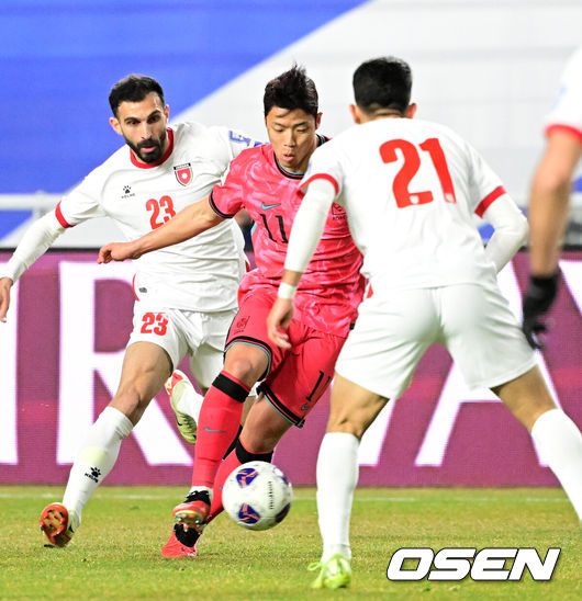 [OSEN=수원, 지형준 기자] 25일 오후 수원월드컵경기장에서 2026 국제축구연맹(FIFA) 북중미 월드컵 아시아지역 3차 예선 B조 8차전 한국과 요르단의 경기가 열렸다.현재 4승 3무(승점 15)로 무패 행진 중이지만, 아직 방심할 수 없는 상황이다. 10차전 쿠웨이트전(홈) 이전에 월드컵 본선 진출을 확정하려면 8차전 요르단전 승리 후 9차전 이라크전(원정)까지 이겨야 한다.전반 대한민국 황희찬이 드리블을 하고 있다. 2025.03.25 / jpnews@osen.co.kr