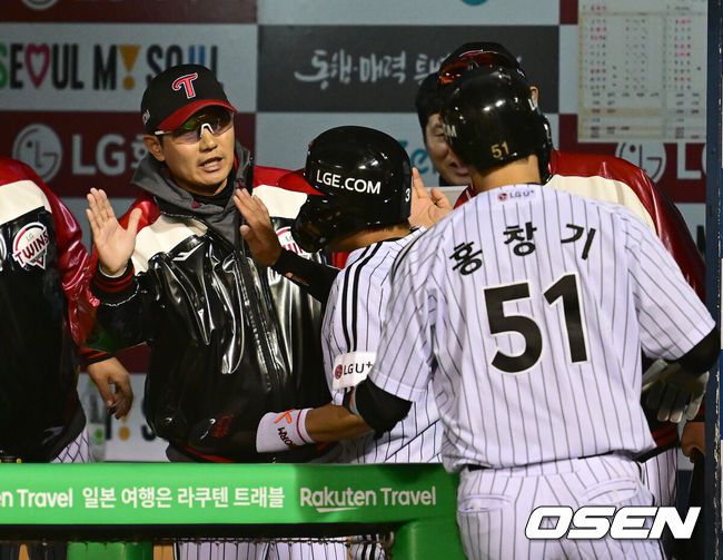 [OSEN=잠실, 김성락 기자] 25일 서울 잠실야구장에서 2025 신한 SOL Bank KBO리그 LG 트윈스와 한화 이글스의 경기가 열렸다.홈팀인 LG 트윈스는 에르난데스를 선발로, 원정팀 한화 이글스는 류현진을 선발로 내세웠다.8회말 무사 만루 LG 문보경의 2타점 적시 2루타 때 염경엽 감독이 주자 최원영, 홍창기와 기쁨을 나누고 있다. 2025.03.25 / ksl0919@osen.co.kr