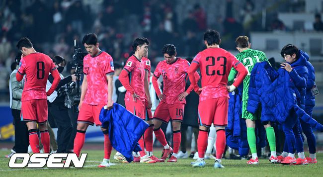 [OSEN=고양, 최규한 기자] 대한민국 대표팀이 홈에서 오만에 1-1로 비겼다.홍명보(56)감독이 이끄는 한국 축구 대표팀은 20일 오후 8시 고양종합운동장에서 열린 2026 국제축구연맹(FIFA) 북중미 월드컵 아시아지역 3차 예선 B조 7차전 오만과 맞대결을 치러 1-1로 비겼다. 경기를 마치고 한국 선수들이 아쉬워하고 있다. 2025.03.20 / dreamer@osen.co.kr