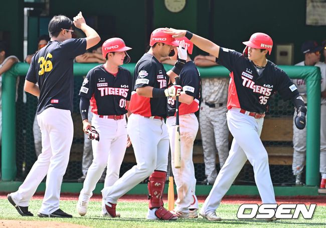 홈런을 치고 동료들의 축하를 ㅂ다고 있는 변우혁./OSEN DB