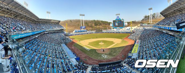 [OSEN=대구, 이석우 기자] 22일 대구삼성라이온즈파크에서 2025 신한 SOL 뱅크 KBO 리그 삼성 라이온즈와 키움 히어로즈의 경기가 열렸다. 홈팀 삼성은 후라도가 방문팀 키움은 로젠버그가 선발 출전했다. 대구삼성라이온즈파크를 가득 메운 야구팬들이 응원을 하고 있다. 2025.03.22 / foto0307@osen.co.kr