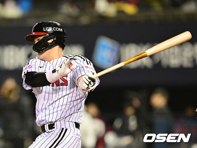 [OSEN=잠실, 김성락 기자] 25일 서울 잠실야구장에서 2025 신한 SOL Bank KBO리그 LG 트윈스와 한화 이글스의 경기가 열렸다.홈팀인 LG 트윈스는 에르난데스를 선발로, 원정팀 한화 이글스는 류현진을 선발로 내세웠다.7회말 1사 2, 3루 LG 박동원이 3루주자 오스틴을 홈으로 불러들이는 3루수 땅볼을 치고 있다. 2025.03.25 / ksl0919@osen.co.kr