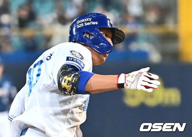 [OSEN=대구, 이석우 기자] 25일 대구삼성라이온즈파크에서 2025 신한 SOL 뱅크 KBO 리그 삼성 라이온즈와 NC 다이노스의 경기가 열렸다. 홈팀 삼성은 최원태가, 방문팀 NC는 최성영이 선발 출전했다. 삼성 라이온즈 김영웅이 6회말 2사 만루 우월 만루 홈런을 치고 하이파이브를 하고 있다. 2025.03.25 / foto0307@osen.co.kr