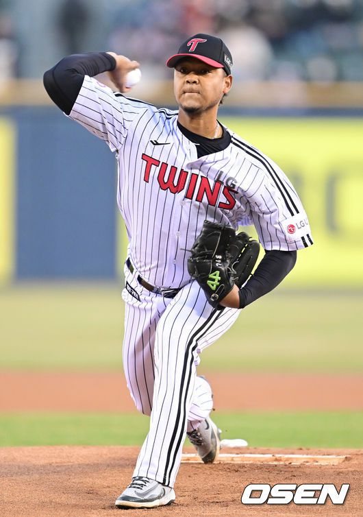 [OSEN=잠실, 김성락 기자] 25일 서울 잠실야구장에서 2025 신한 SOL Bank KBO리그 LG 트윈스와 한화 이글스의 개막전이 열렸다.홈팀인 LG 트윈스는 에르난데스를 선발로, 원정팀 한화 이글스는 류현진을 선발로 내세웠다.1회초 LG 선발 에르난데스가 마운드에 올라 힘차게 공을 뿌리고 있다. 2025.03.25 / ksl0919@osen.co.kr