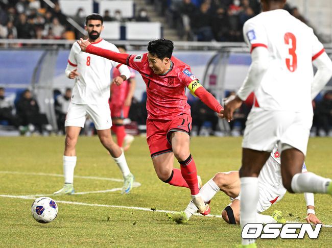 [OSEN=수원, 이대선 기자] 25일 오후 수원월드컵경기장에서 2026 국제축구연맹(FIFA) 북중미 월드컵 아시아지역 3차 예선 B조 8차전 한국과 요르단의 경기가 열렸다.현재 4승 3무(승점 15)로 무패 행진 중이지만, 아직 방심할 수 없는 상황이다. 10차전 쿠웨이트전(홈) 이전에 월드컵 본선 진출을 확정하려면 8차전 요르단전 승리 후 9차전 이라크전(원정)까지 이겨야 한다.전반 한국 손흥민이 요르단 수비에 걸려 넘어지고 있다. 2025.03.25 /sunday@osen.co.kr