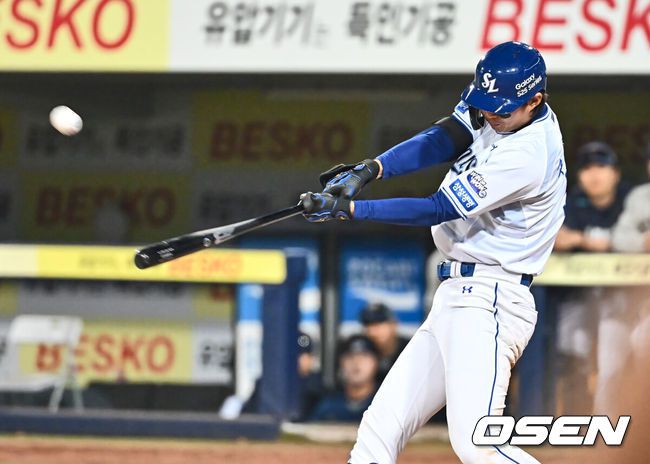 [OSEN=대구, 이석우 기자] 25일 대구삼성라이온즈파크에서 2025 신한 SOL 뱅크 KBO 리그 삼성 라이온즈와 NC 다이노스의 경기가 열렸다. 홈팀 삼성은 최원태가, 방문팀 NC는 최성영이 선발 출전했다. 삼성 라이온즈 구자욱이 4회말 1사 1,2루 우월 3점 홈런을 치고 있다. 2025.03.25 / foto0307@osen.co.kr