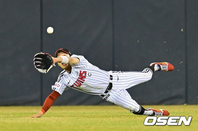 [OSEN=잠실, 김성락 기자] 25일 서울 잠실야구장에서 2025 신한 SOL Bank KBO리그 LG 트윈스와 한화 이글스의 경기가 열렸다.홈팀인 LG 트윈스는 에르난데스를 선발로, 원정팀 한화 이글스는 류현진을 선발로 내세웠다.8회초 2사 1루 LG 중견수 박해민이 한화 권광민의 타구를 잡아내고 있다. 2025.03.25 / ksl0919@osen.co.kr