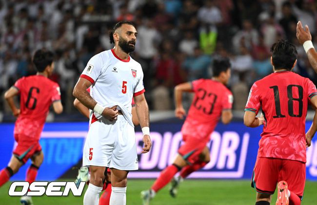 [OSEN=암만(요르단), 손용호 기자] 10일 오후(한국시간) 요르단 암만 국제경기장에서 2026 국제축구연맹(FIFA) 북중미월드컵 아시아 3차 예선 B조 3차전 한국과 요르단의 경기가 열렸다.다득점에서 앞선 요르단(1승1무, 4골)이 조 선두, 한국(1승1무, 3골)은 2위다. 한국이 조 선두를 탈환하려면 반드시 요르단을 잡아야 한다. 2024.10.10 /spjj@osen.co.kr[OSEN=암만(요르단), 손용호 기자] 주장 손흥민(32, 토트넘 홋스퍼)이 없어도, 연이어 부상 악재가 닥쳐도충분히 강했다.홍명보호가 요르단 원정에서완승을 거두며 2023 카타르 아시안컵설욕에 성공했다.홍명보 감독이 지휘하는 축구대표팀은 10일 오후 11시(한국시간) 요르단 암만국제경기장에서 개최된‘2026 북중미 월드컵 아시아지역 3차 예선 3차전’에서 요르단을 2-0으로 꺾었다.후반 골을 허용한 요르단 야잔 알아랍이 아쉬운 표정을 짓고 있다. 2024.10.10 /spjj@osen.co.kr
