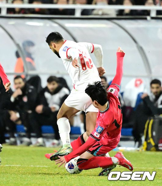 [OSEN=수원, 지형준 기자] 25일 오후 수원월드컵경기장에서 2026 국제축구연맹(FIFA) 북중미 월드컵 아시아지역 3차 예선 B조 8차전 한국과 요르단의 경기가 열렸다.현재 4승 3무(승점 15)로 무패 행진 중이지만, 아직 방심할 수 없는 상황이다. 10차전 쿠웨이트전(홈) 이전에 월드컵 본선 진출을 확정하려면 8차전 요르단전 승리 후 9차전 이라크전(원정)까지 이겨야 한다.후반 대한민국 양민혁이 요르단 무사 알타마리를 태클로 저지하고 있다. 2025.03.25 / jpnews@osen.co.kr