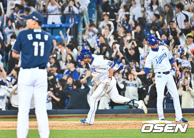 [OSEN=대구, 이석우 기자] 25일 대구삼성라이온즈파크에서 2025 신한 SOL 뱅크 KBO 리그 삼성 라이온즈와 NC 다이노스의 경기가 열렸다. 홈팀 삼성은 최원태가, 방문팀 NC는 최성영이 선발 출전했다. 삼성 라이온즈 김영웅이 6회말 2사 만루 우월 만루 홈런을 치고 그라운드를 돌고 있다. 2025.03.25 / foto0307@osen.co.kr