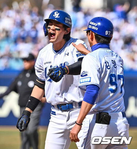 [OSEN=대구, 이석우 기자] 22일 대구삼성라이온즈파크에서 2025 신한 SOL 뱅크 KBO 리그 삼성 라이온즈와 키움 히어로즈의 경기가 열렸다. 홈팀 삼성은 후라도가 방문팀 키움은 로젠버그가 선발 출전했다. 삼성 라이온즈 구자욱이 2회말 1사 1,2루 우익수 오른쪽 역전 안타를 치고 환호하고 있다. 2025.03.22 / foto0307@osen.co.kr