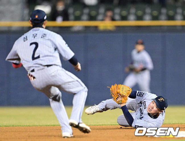 [OSEN=잠실, 김성락 기자] 25일 서울 잠실야구장에서 2025 신한 SOL Bank KBO리그 LG 트윈스와 한화 이글스의 경기가 열렸다.홈팀인 LG 트윈스는 에르난데스를 선발로, 원정팀 한화 이글스는 류현진을 선발로 내세웠다.5회말 2사 1루 LG 박해민의 2루수 땅볼 때 한화 2루수 안치홍이 타구를 유격수 심우준에게 토스송구하고 있다. 2025.03.25 / ksl0919@osen.co.kr
