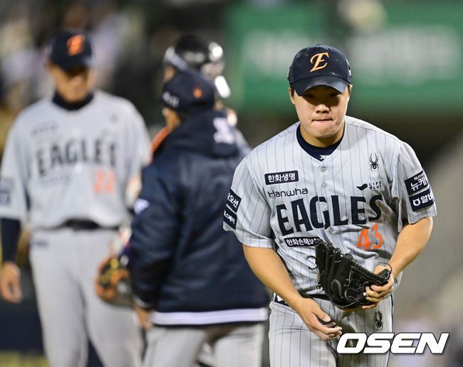 [OSEN=잠실, 김성락 기자] 25일 서울 잠실야구장에서 2025 신한 SOL Bank KBO리그 LG 트윈스와 한화 이글스의 경기가 열렸다.홈팀인 LG 트윈스는 에르난데스를 선발로, 원정팀 한화 이글스는 류현진을 선발로 내세웠다.8회말 무사 만루 한화 정우주가 교체되고 있다. 2025.03.25 / ksl0919@osen.co.kr