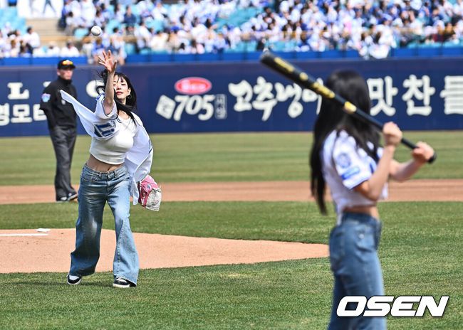 [OSEN=대구, 이석우 기자] 23일 대구삼성라이온즈파크에서 2025 신한 SOL 뱅크 KBO 리그 삼성 라이온즈와 키움 히어로즈의 경기가 열렸다. 홈팀 삼성은 백정현이, 방문팀 키움은 하영민이 선발 출전했다. 프로미스나인 이채영과 박지원이 시구와 시타를 하고 있다.  2025.03.23 / foto0307@osen.co.kr