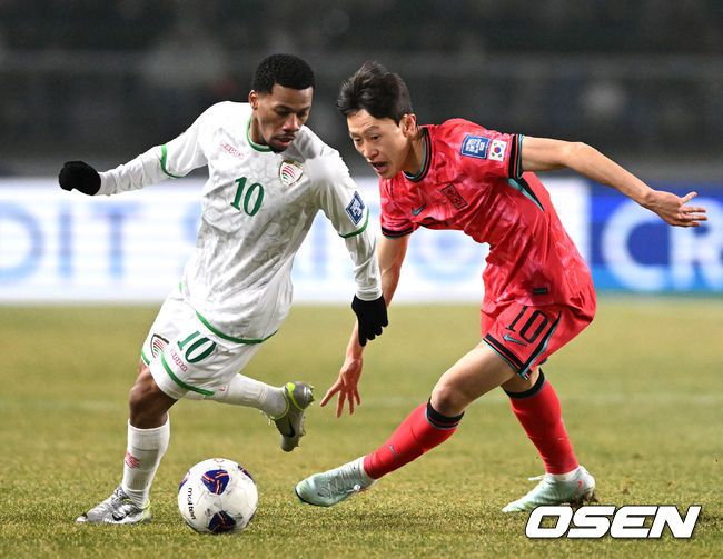 [OSEN=고양, 이대선 기자] 20일 오후 경기도 고양종합운동장에서 2026 국제축구연맹(FIFA) 북중미 월드컵 아시아지역 3차 예선 B조 7차전 한국과 오만의 경기가 열렸다.승점 14점(4승 2무)으로 B조 1위를 유지하고 있는 한국이 오만전과 25일 예정된 요르단전에서 모두 승리해 승점 6점을 얻어낸다면,6월예정된이라크, 쿠웨이트와 경기 결과와 상관없이 11회 연속 월드컵 본선 진출을 확정 짓는다.후반 한국 이재성이 수비를 하고 있다. 2025.03.20 /sunday@osen.co.kr
