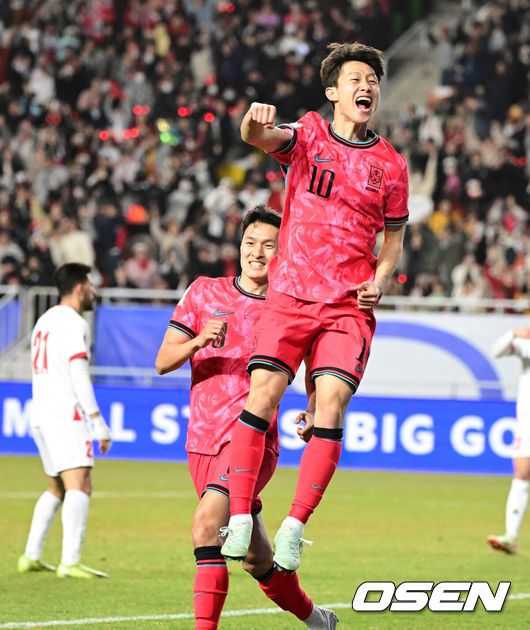 [OSEN=수원, 지형준 기자] 25일 오후 수원월드컵경기장에서 2026 국제축구연맹(FIFA) 북중미 월드컵 아시아지역 3차 예선 B조 8차전 한국과 요르단의 경기가 열렸다.현재 4승 3무(승점 15)로 무패 행진 중이지만, 아직 방심할 수 없는 상황이다. 10차전 쿠웨이트전(홈) 이전에 월드컵 본선 진출을 확정하려면 8차전 요르단전 승리 후 9차전 이라크전(원정)까지 이겨야 한다.전반 대한민국 이재성이 선제골을 넣고 기뻐하고 있다. 2025.03.25 / jpnews@osen.co.kr