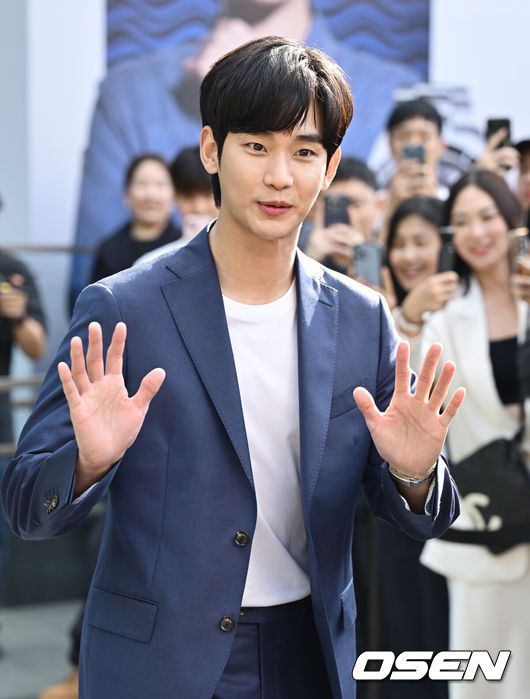 [OSEN=조은정 기자]제 60회 백상예술대상 레드카펫 행사가 7일 서울 강남구 코엑스에서 열렸다.'60회 백상예술대상’에는 지난 1년간 TV·영화·연극 분야에서 활약한 대중문화 예술계 종사자들이 총출동한다. 지난해에 이어 관객과 함께 즐기는 축제의 장이다. 백상만의 품격 있는 시상식으로 관객들의 눈과 귀를 즐겁게 할 예정이다. 올해도 신동엽·수지·박보검이 MC를 맡아 믿고 보는 진행력을 자랑한다.배우 김수현이 레드카펫을 밟고 있다.  2024.05.07 /cej@osen.co.kr