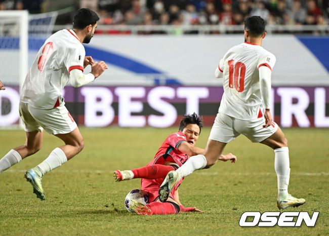 [OSEN=수원, 지형준 기자] 홍명보호가 이번에도 승리하지 못했다. 요르단과 아쉬운 무승부를 거두면서 3경기 연속 승점 1점을 추가하는 데만족해야 했다.홍명보 감독이이끄는 대한민국 축구대표팀은 25일 오후 8시 수원월드컵경기장에서 열린 2026 국제축구연맹(FIFA) 북중미 월드컵 아시아지역 3차 예선 B조 8차전에서 요르단과 1-1로 비겼다.이제 한국은 승점 16(4승 4무)으로 불안한 조 1위를 유지 중이다. 2위 요르단(승점 13), 한 경기 덜 치른 이라크(승점 12)와 격차가 크지 않다. 6월 A매치 결과에 따라 뒤집힐 가능성도 충분하다.전반 대한민국 이태석이 드리블을 하고 있다. 2025.03.25 / jpnews@osen.co.kr