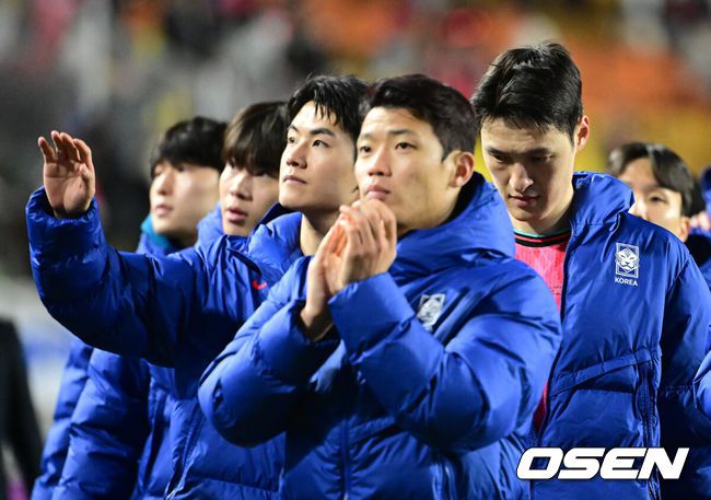 [OSEN=수원, 지형준 기자] 홍명보호가 이번에도 승리하지 못했다. 요르단과 아쉬운 무승부를 거두면서 3경기 연속 승점 1점을 추가하는 데만족해야 했다.홍명보 감독이이끄는 대한민국 축구대표팀은 25일 오후 8시 수원월드컵경기장에서 열린 2026 국제축구연맹(FIFA) 북중미 월드컵 아시아지역 3차 예선 B조 8차전에서 요르단과 1-1로 비겼다.이제 한국은 승점 16(4승 4무)으로 불안한 조 1위를 유지 중이다. 2위 요르단(승점 13), 한 경기 덜 치른 이라크(승점 12)와 격차가 크지 않다. 6월 A매치 결과에 따라 뒤집힐 가능성도 충분하다.경기를 마치고 대한민국 선수들이 팬들에게 인사를 하고 있다. 2025.03.25 / jpnews@osen.co.kr