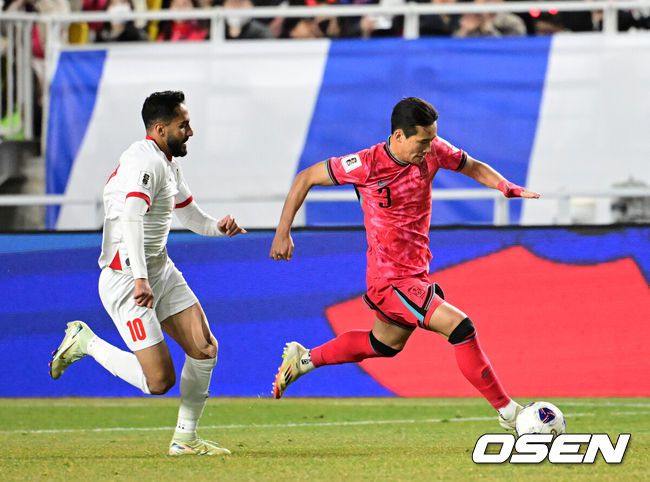 [OSEN=고양, 조은정 기자]대한민국 대표팀이 홈에서 오만에 1-1로 비겼다.홍명보(56)감독이 이끄는 한국 축구 대표팀은 20일 오후 8시 고양종합운동장에서 열린 2026 국제축구연맹(FIFA) 북중미 월드컵 아시아지역 3차 예선 B조 7차전 오만과 맞대결을 치러 1-1로 비겼다.후반 한국 이태석이 슛을 시도하고 있다. 2025.03.20 /cej@osen.co.kr