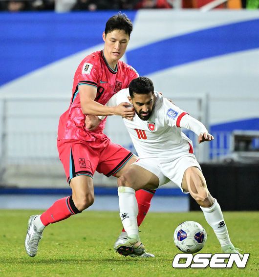 [OSEN=수원, 지형준 기자] 25일 오후 수원월드컵경기장에서 2026 국제축구연맹(FIFA) 북중미 월드컵 아시아지역 3차 예선 B조 8차전 한국과 요르단의 경기가 열렸다.현재 4승 3무(승점 15)로 무패 행진 중이지만, 아직 방심할 수 없는 상황이다. 10차전 쿠웨이트전(홈) 이전에 월드컵 본선 진출을 확정하려면 8차전 요르단전 승리 후 9차전 이라크전(원정)까지 이겨야 한다.후반 대한민국 박용우가 요르단 무사 알타마리를 수비하고 있다. 2025.03.25 / jpnews@osen.co.kr