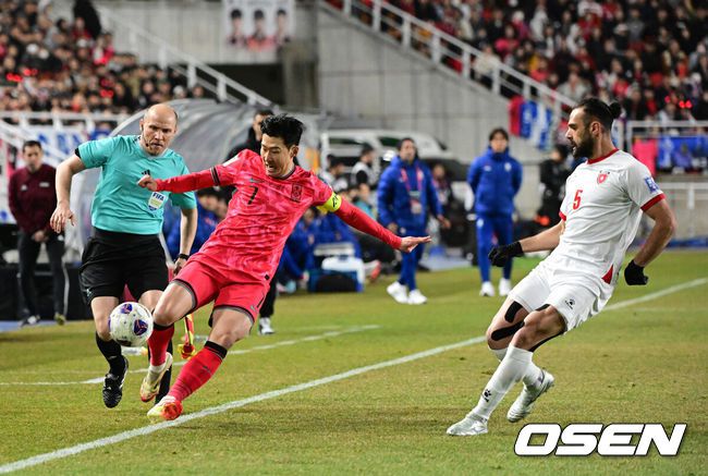 [OSEN=수원, 지형준 기자] 홍명보호가 이번에도 승리하지 못했다. 요르단과 아쉬운 무승부를 거두면서 3경기 연속 승점 1점을 추가하는 데만족해야 했다.홍명보 감독이이끄는 대한민국 축구대표팀은 25일 오후 8시 수원월드컵경기장에서 열린 2026 국제축구연맹(FIFA) 북중미 월드컵 아시아지역 3차 예선 B조 8차전에서 요르단과 1-1로 비겼다.이제 한국은 승점 16(4승 4무)으로 불안한 조 1위를 유지 중이다. 2위 요르단(승점 13), 한 경기 덜 치른 이라크(승점 12)와 격차가 크지 않다. 6월 A매치 결과에 따라 뒤집힐 가능성도 충분하다.전반 대한민국 손흥민이 볼을 살려내고 있다. 2025.03.25 / jpnews@osen.co.kr
