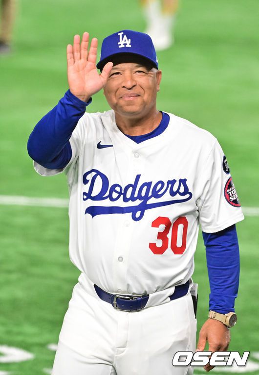 [OSEN=도쿄(일본), 박준형 기자] 역시 디펜딩 챔피언답다. LA 다저스가 도쿄 시리즈 1,2차전을 쓸어 담았다.다저스는 19일 일본 도쿄돔에서 열린 시카고 컵스와의 도쿄 시리즈 2차전에서 6-3으로 승리했다. 오타니 쇼헤이는 시즌 첫 아치를 그리며 도쿄돔을 열광의 도가니로 만들었다. 이로써 다저스는 지난 18일 1차전 4-1 승리에 이어 이날 경기까지 가져오며 도쿄 시리즈를 기분좋게 마무리지었다.경기종료후 LA 다저스 로버츠 감독이 팬들에게 인사를 하고 있다.  2025.03.19 / soul1014@osen.co.kr