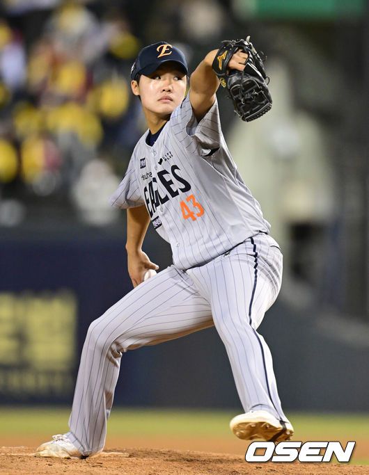 [OSEN=잠실, 김성락 기자] 프로야구 LG 트윈스가 한화 이글스를 꺾고 개막 3연승을 달렸다.LG는 25일 서울 잠실구장에서 열린 2025 KBO리그 한화경기에서 5-0으로 승리했다.8회말 한화 정우주가 마운드에 올라 힘차게 공을 뿌리고 있다 . 2025.03.25 / ksl0919@osen.co.kr