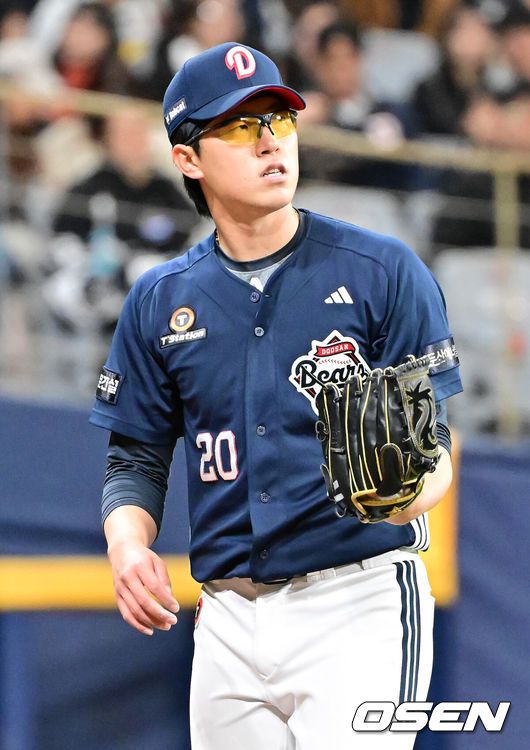 [OSEN=고척, 민경훈 기자] 15일 오후 서울 고척 스카이돔에서 2025 신한 SOL뱅크 KBO 리그 시범경기 키움 히어로즈와 두산 베어스의 경기가 열렸다.KBO리그 10개 구단은 오는 18일까지 시범경기 10경기를 소화한다. 2025시즌 개막전은 오는 22일 개최된다.3회말 2사 주자 2루 키움 이주형에게 중월 선취 투런 홈런을 허용한 두산 선발 김유성이 아쉬워하고 있다. 2025.03.15 / rumi@osen.co.kr