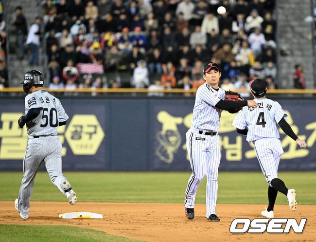 [OSEN=잠실, 이대선 기자] 27일 오후 서울 잠실야구장에서 2025 신한 SOL Bank KBO리그 LG 트윈스와 한화 이글스의 경기가 열렸다.LG는 송승기, 한화는 문동주를 선발 투수로 내세웠다.8회초 1사 1루에서 LG 오지환이 한화 최인호를 병살타로 처리하고 있다. 2025.03.27 /sunday@osen.co.kr