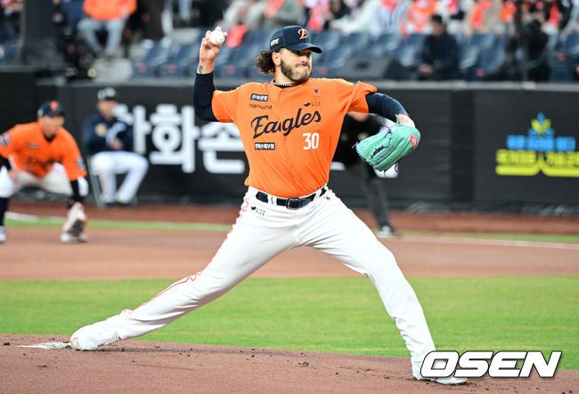 [OSEN=대전, 최규한 기자] 28일 오후 대전 한화생명 볼파크에서 ‘2025 신한 SOL Bank KBO리그’ 한화 이글스와 KIA 타이거즈의 경기가 열렸다.대전 신구장 첫 공식경기를 갖는 홈팀 한화는 코디 폰세, 방문팀 KIA는 제임스 네일을 선발로 내세웠다.1회초 한화 선발 코디 폰세가 힘차게 공을 뿌리고 있다. 2025.03.28 / dreamer@osen.co.kr