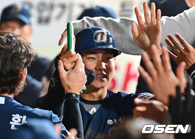 [OSEN=대구, 이석우 기자] 27일 대구삼성라이온즈파크에서 2025 신한 SOL 뱅크 KBO 리그 삼성 라이온즈와 NC 다이노스의 경기가 열렸다. 홈팀 삼성은 김대호가, 방문팀 NC는 목지훈이 선발 출전했다. NC 다이노스 김주원이 9회초 2사 만루 싹쓸이 좌중간 2루타를 치고 세리머니를 하고 있다. 2025.03.27 / foto0307@osen.co.kr